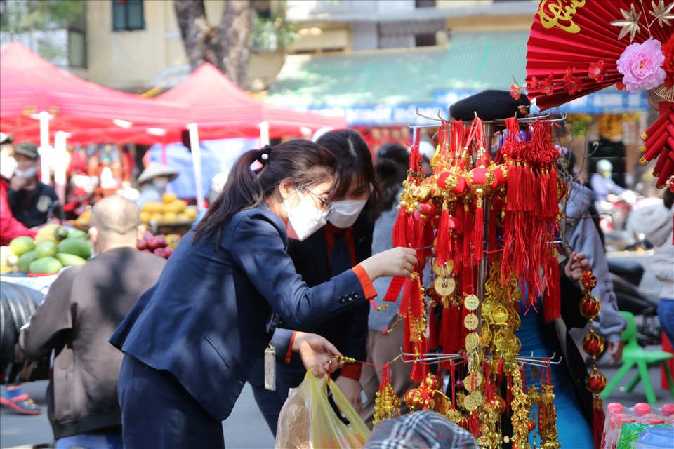 Người dân mua sắm, tham quan chợ hoa Hàng Lược dịp Tết Nhâm Dần 2022. Ảnh: T.Vương