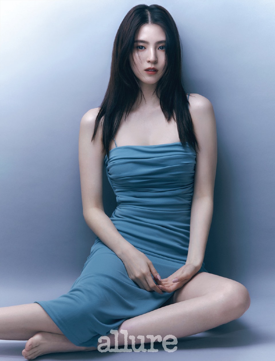 Han So Hee trông rất quyến trong bộ ảnh chụp cho tạp chí