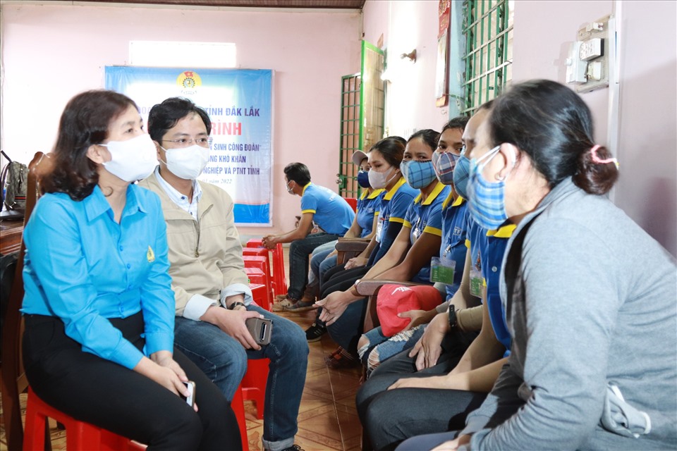Lãnh đạo LĐLĐ tỉnh Đắk Lắk thăm hỏi hoàn cảnh của một số công nhân lao động. Ảnh: B.T