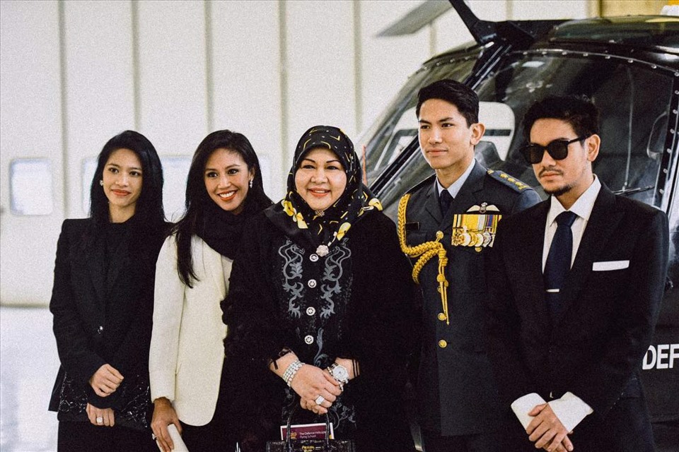 Công chúa Fadzilah và gia đình. Ảnh: @tmski/Instagram