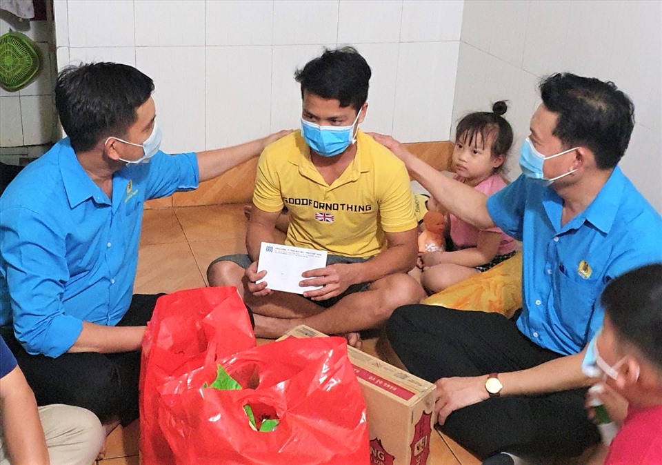 Đại diện CĐCS Công ty May mặc Triple Việt Nam đến thăm, tặng quà công nhân lao động có hoàn cảnh khó khăn. Ảnh: Đức Long