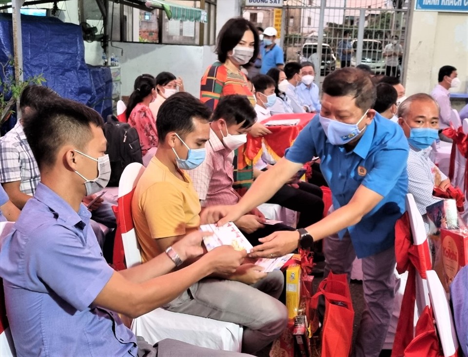 Ông Trần Đoàm Trung (bên phải) tặng quà công nhân lao động ga Sài Gòn có hoàn cảnh khó khăn trong dịp Tết Nhâm Dần 2022. Ảnh: Nam Dương