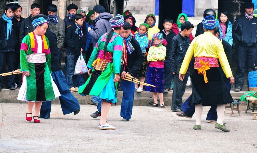 Múa khèn đã là một nét rất đặc trưng của các chàng trai, cô gái người Mông mỗi dịp Tết đến. Ảnh: T.L