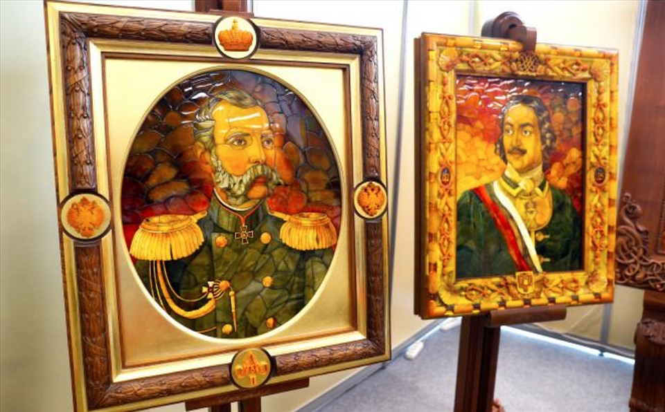 Chân dung các Hoàng đế Nga Alexander II và Peter I (từ trái qua phải) được chế tác từ hổ phách. Ảnh: TASS