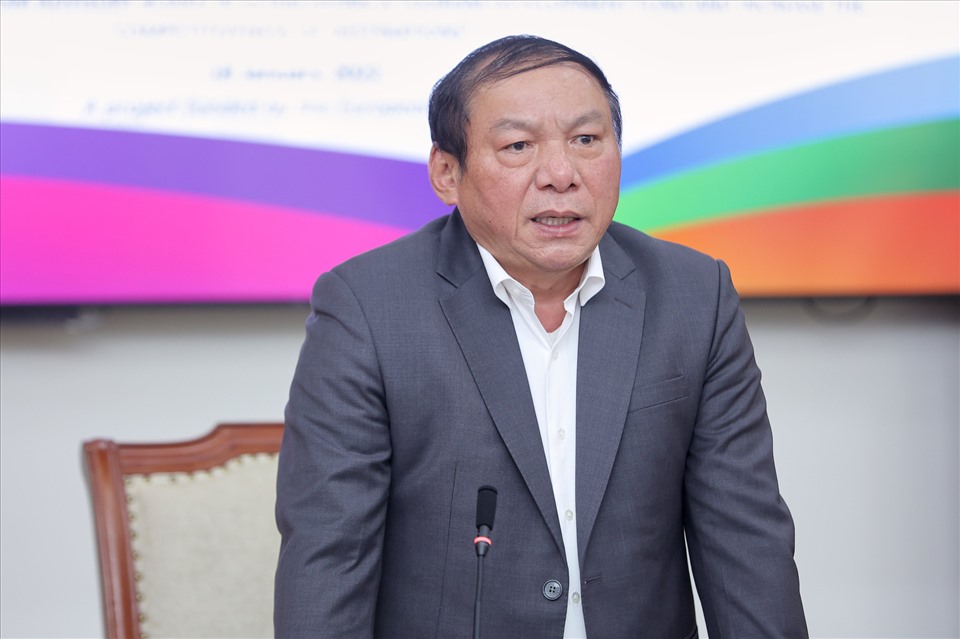 Bộ trưởng Bộ VHTTDL Nguyễn Văn Hùng và các chuyên gia kinh tế cho rằng mở cửa du lịch dịp 30.4 là thích hợp. Ảnh: Minh Khánh