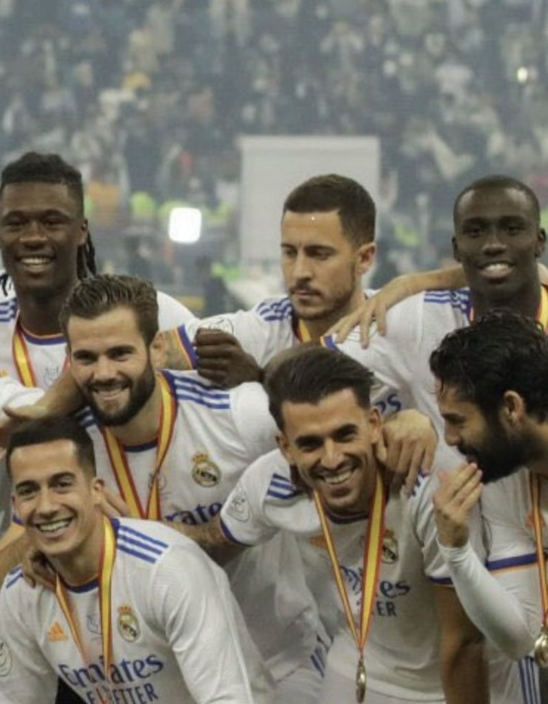 Hazard là người duy nhất không cười vui khi Real Madrid đăng quang. Ảnh: AFP