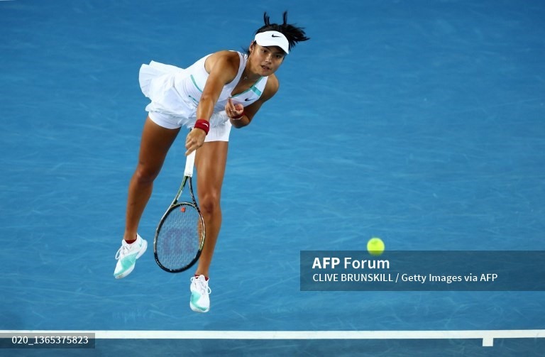 Tay vợt trẻ Emma Raducanu đã vượt qua sức ép để thi đấu tốt. Ảnh: AFP