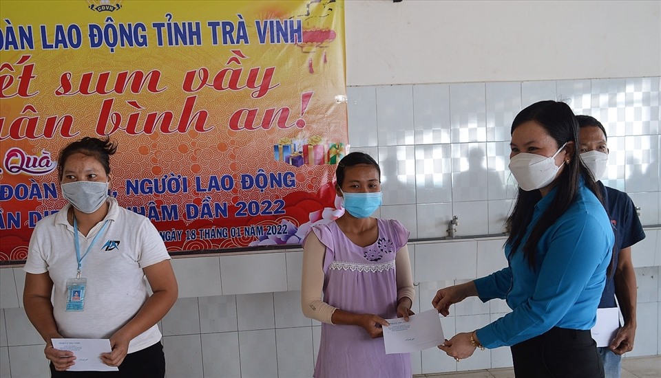Bà Thạch Thị Thu Hà, Chủ tịch LĐLĐ tỉnh Trà Vinh trao quà tại Công ty TNHH New Mingda. Ảnh: Trí Dũng