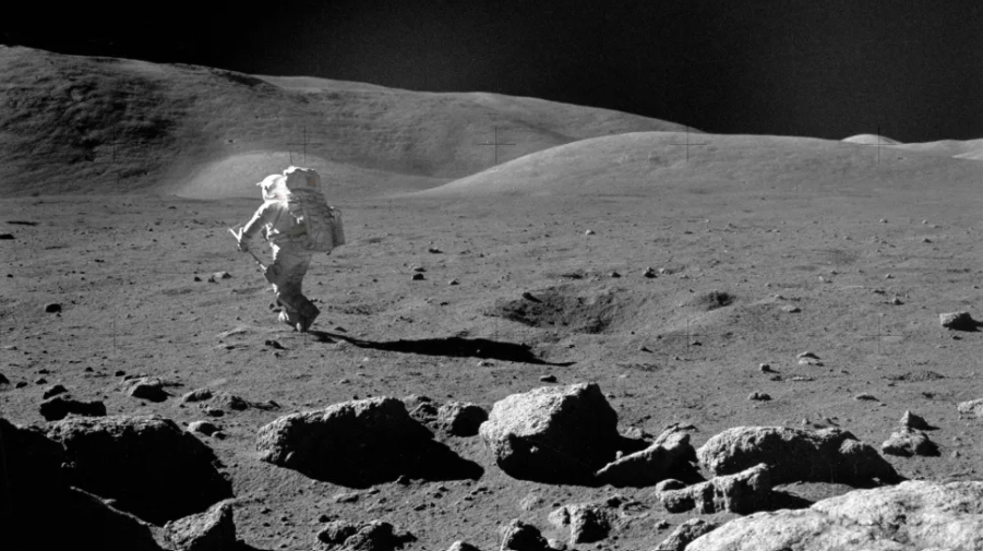 Nhà khoa học-phi hành gia Harrison H. Schmitt, phi công module Mặt trăng trên tàu Apollo 17 khám phá Mặt trăng năm 1972. Ảnh: NASA