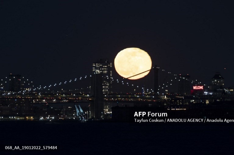 Mặt trăng mọc sau cầu Brooklyn ở thành phố New York, Mỹ. Ảnh: AFP