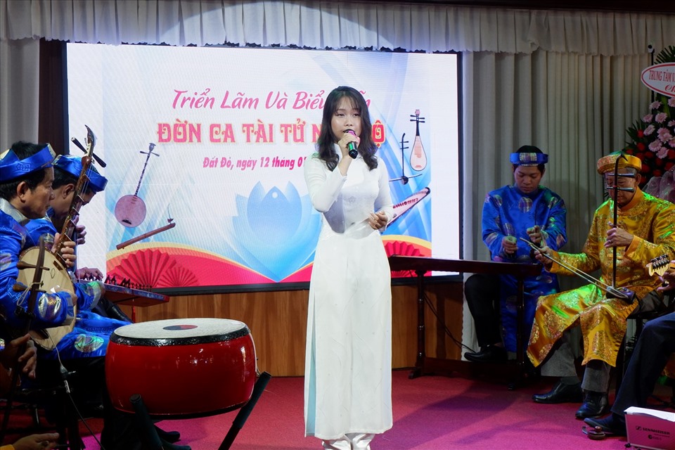 Em Nguyễn Yến Nhi tham gia trình diễn bản “Công cha nghĩa mẹ ơn thầy” tại Nhà triển lãm và biểu diễn ĐCTT. Ảnh: H.T
