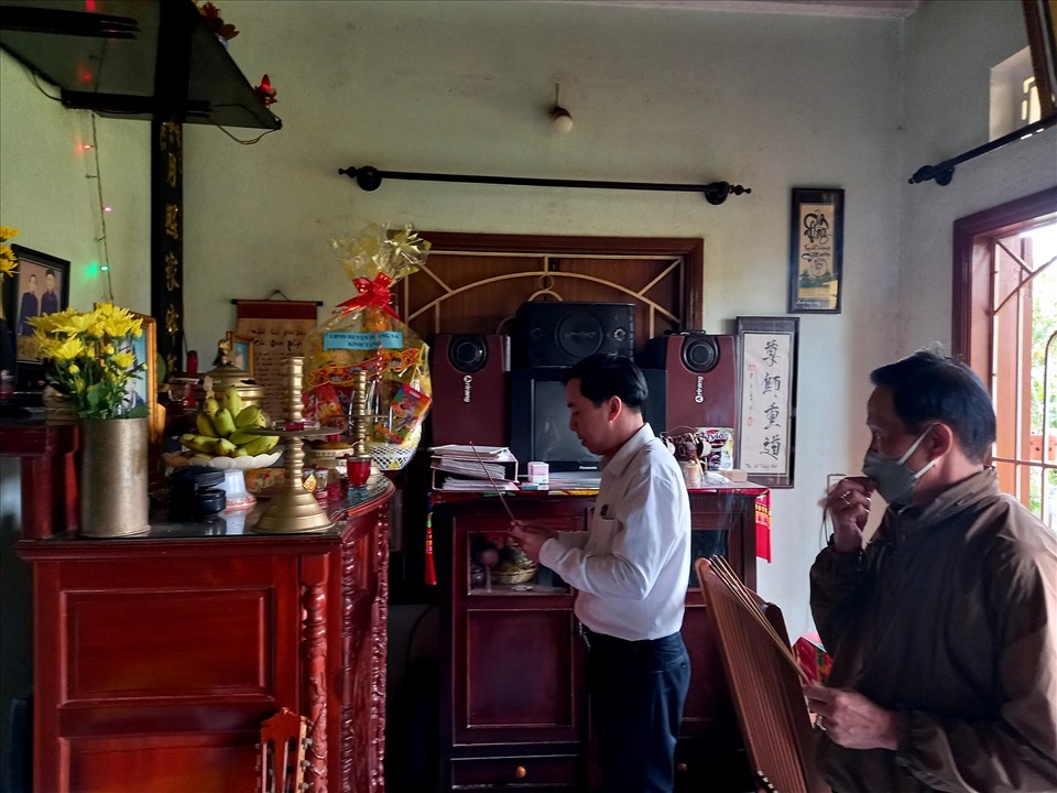 Phó Chủ tịch UBND huyện đảo Hoàng Sa - Lê Phú Nguyện thăm nhân chứng Hoàng Sa. Ảnh: LAP