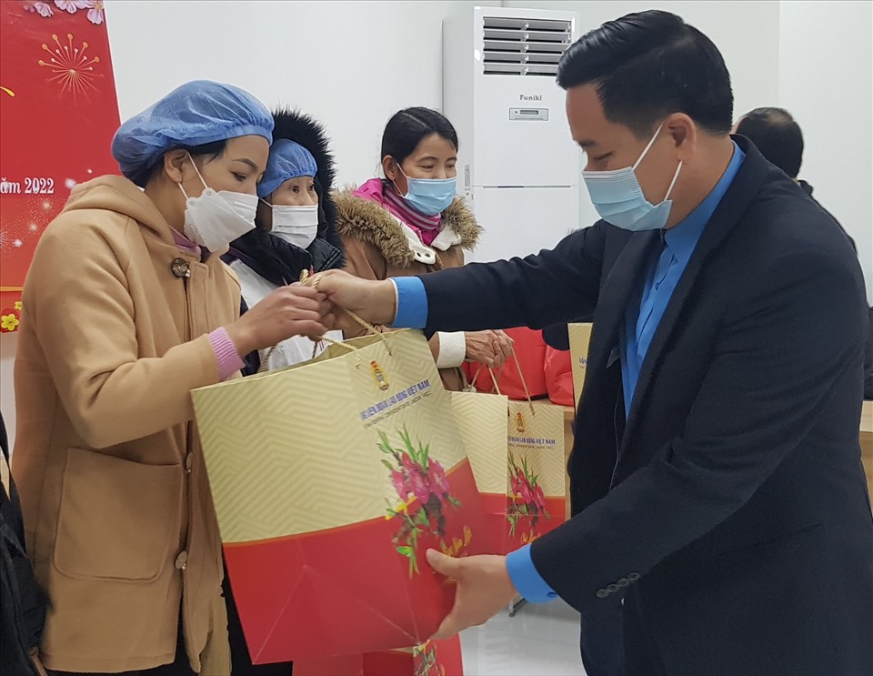 Ông Dương Đức Khanh, Chủ tịch LĐLĐ tỉnh Ninh Bình trao quà cho CNLĐ có hoàn cảnh khó khăn tại