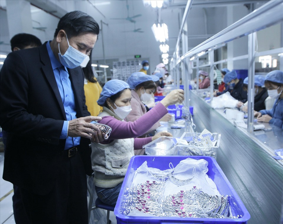 Lãnh đạo LĐLĐ tỉnh Ninh Bình thăm hỏi, động viên CNLĐ đang làm việc tại Công ty TNHH Nam & Co London và Công ty TNHH  Dream Plastic. Ảnh: NT