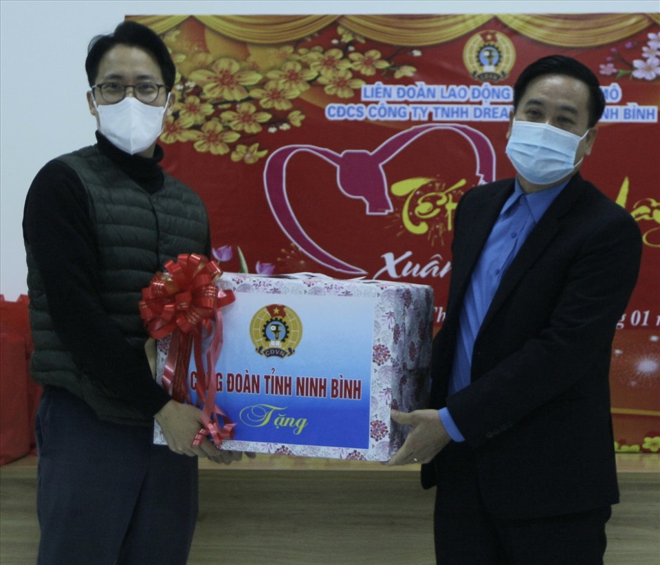 Lãnh đạo LĐLĐ tỉnh Ninh Bình tặng quà cho Ban lãnh đạo Công ty TNHH Nam & Co London và Công ty TNHH  Dream Plastic. Ảnh: NT