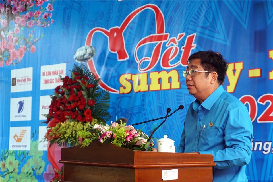Chủ tịch LĐLĐ tỉnh Sóc Trăng Nguyễn Thanh Sơn phát biểu tại buổi Tết Sum vầy - Xuân Bình an. Ảnh: Nhật Hồ