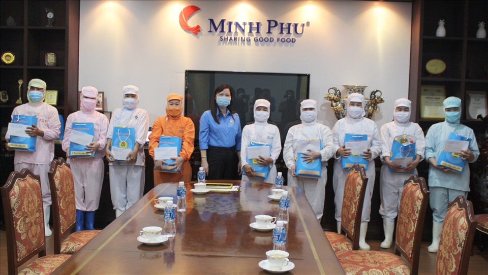 Đồng chí Huỳnh Út Mười - Chủ tịch LĐLĐ tỉnh đến thăm, trao quà Tết cho công nhân lao động tại Công ty Cổ phần Tập đoàn Thủy sản Minh Phú.