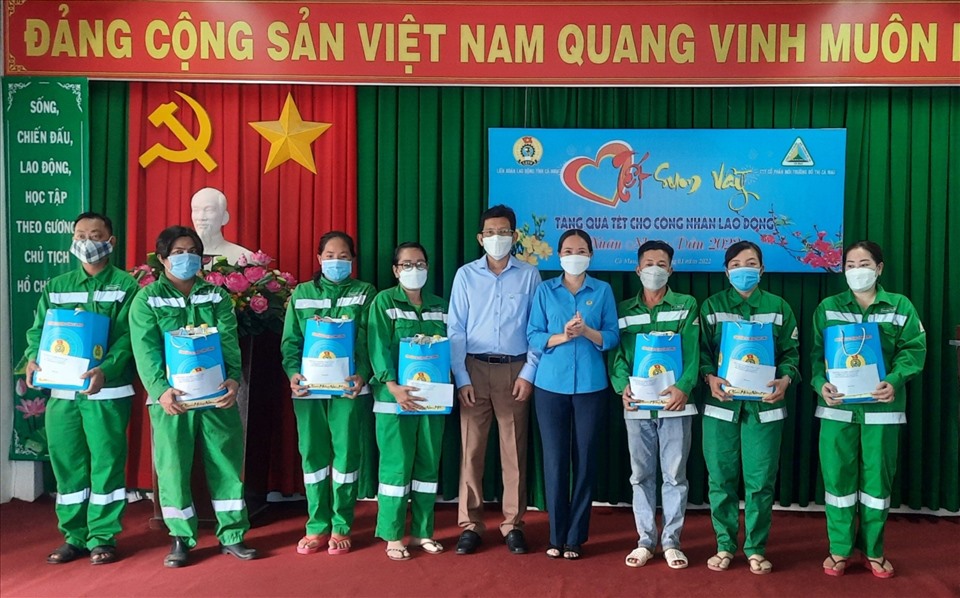 Đồng chí Lưu Thị Trúc Ly - Phó Chủ tịch LĐLĐ tỉnh trao quà cho công nhân lao động  tại Công ty Cổ phần Môi tường Đô thị Cà Mau