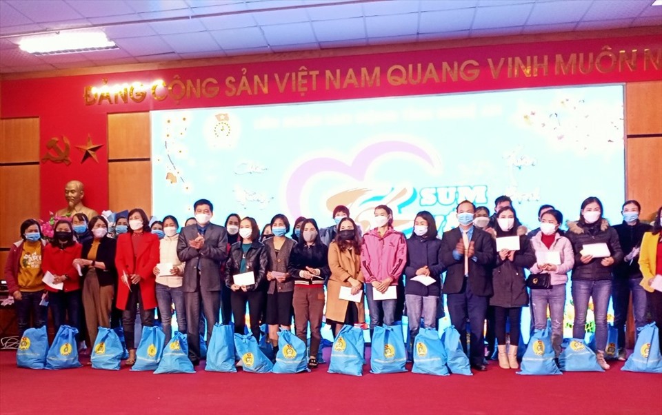 LĐLĐ tỉnh Nghệ An tặng 200 suất quà trị giá 500 nghìn/suất cho công nhân lao động thị xã Cửa Lò. Ảnh: TV