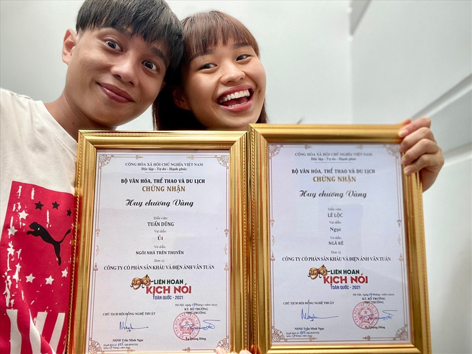 Các học trò sân khấu Hồng Vân nhận giải thưởng. Ảnh: NSCC.
