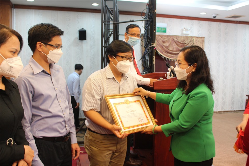 Nhân dịp này, Thành uỷ TPHCM đã trao tặng giấy khen cho các tập thể và cá nhân có những đóng góp xuất sắc trong công tác phòng chống dịch bệnh COVID-19 trong thời gian qua.