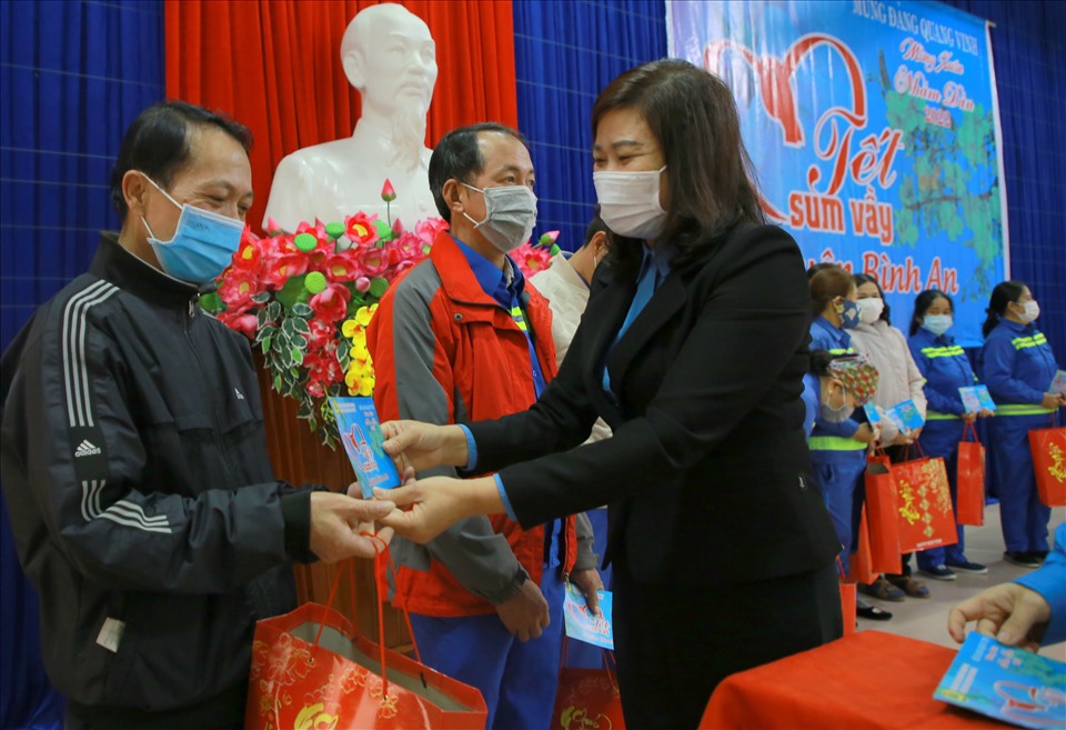 Lãnh đạo LĐLĐ tỉnh Quảng Trị trao quà cho người lao động tại chương trình Tết sum vầy của LĐLĐ thành phố Đông Hà. Ảnh: Hưng Thơ.