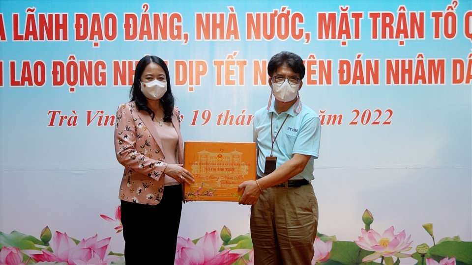 Phó Chủ tịch nước Võ Thị Ánh Xuân trao quà cho Công ty TNHH MTV CY Vina. Ảnh: Tạ Quang.