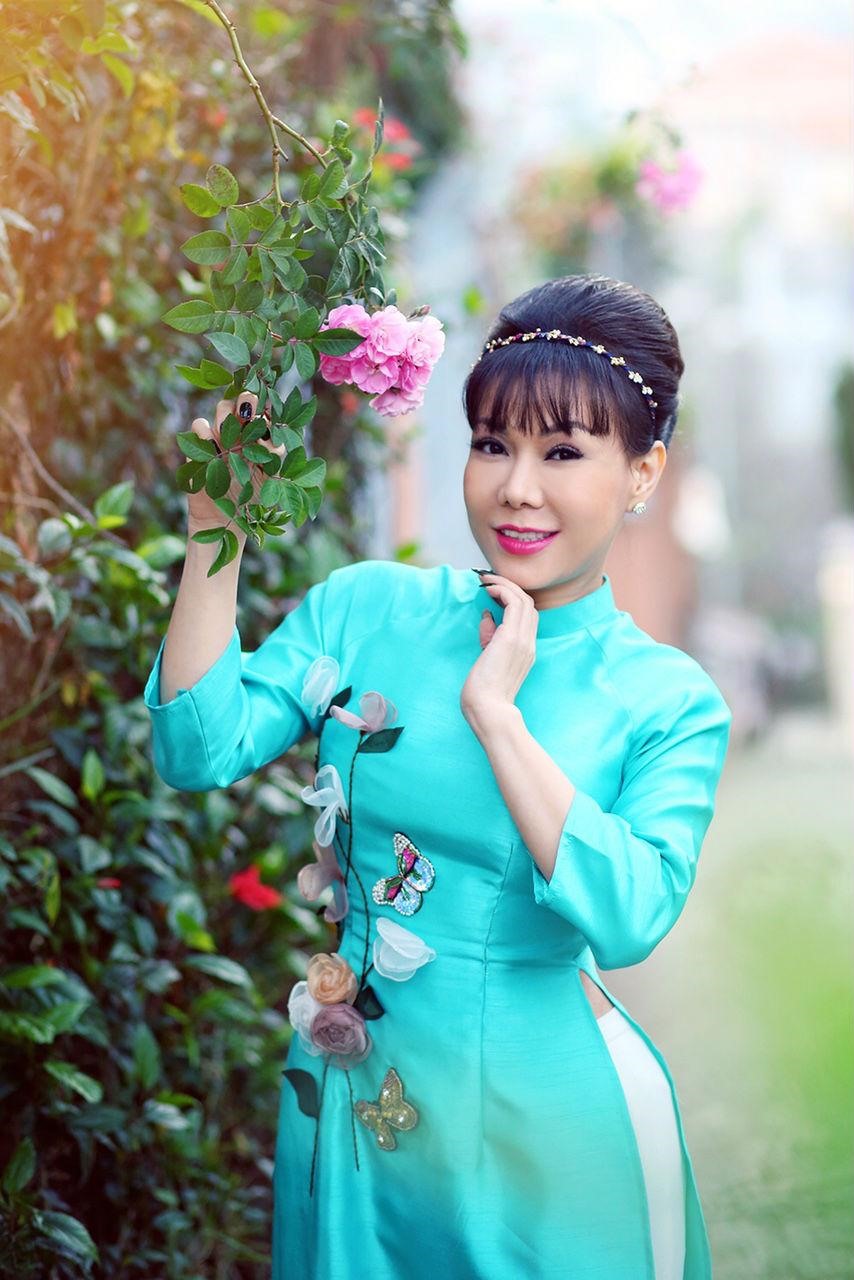 Trước đó, nghệ sĩ Việt Hương cũng được vinh danh nữ diễn viên truyền hình xuất sắc nhất tại giải “Ngôi sao xanh” với vai bà Hội đồng Bùi trong phim “Dương thế bao la sầu“.