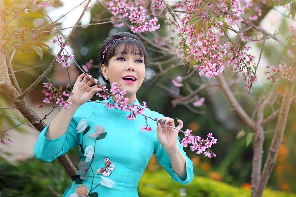 Ngoài ra, nghệ sĩ Việt Hương cũng xuất hiện trong phim truyền hình chiếu từ mùng 1 đến mùng 10 trên đài truyền hình Vĩnh Long.