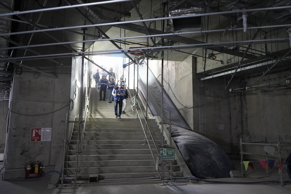 Có 6 lối lên xuống đường hầm ở nhà ga metro trung tâm Bến Thành - phía trước chợ Bến Thành... Các đường hầm này được kết nối với các công trình ở xung quanh nhà ga.