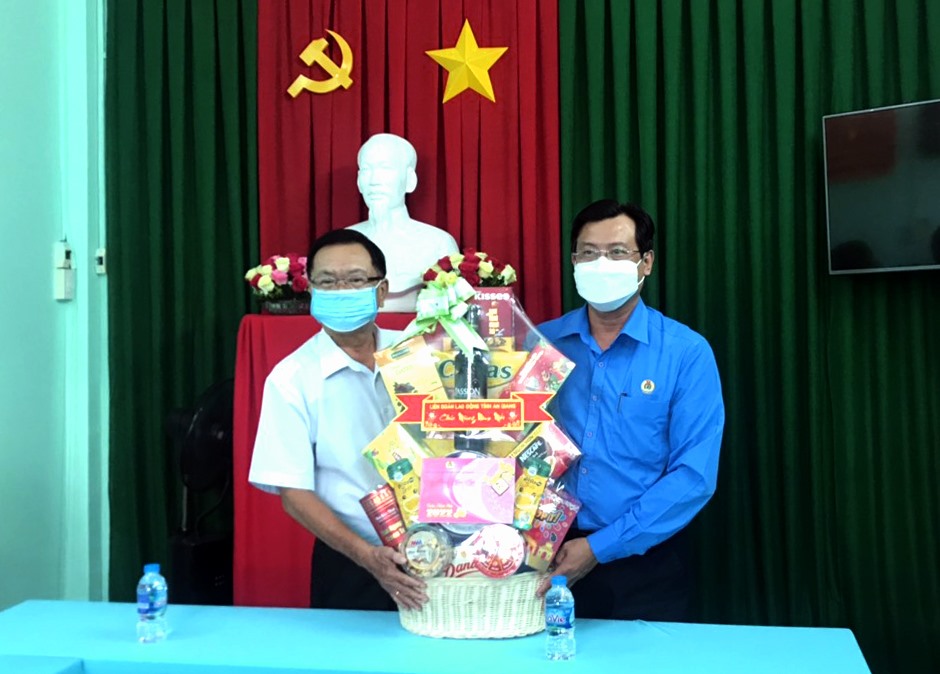 Phó Chủ tich LĐLĐ tỉnh An Giang Nguyễn Nhật Tiến chúc Tết doanh nghiệp. Ảnh: LT