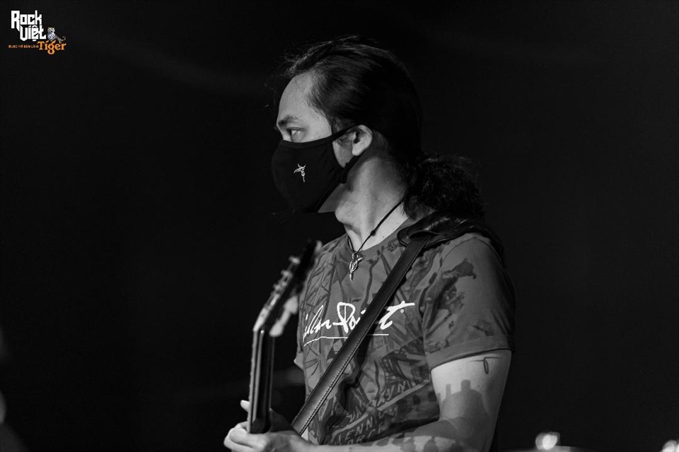 guitarist Trần Tuấn Hùng của ban nhạc Bức Tường.