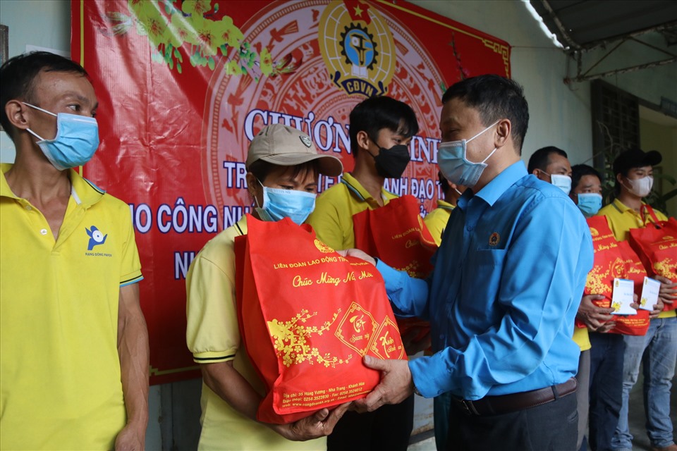 Từ nhiều nguồn hỗ trợ công đoàn trao 215 suất quà cho đoàn viên người lao động bị ảnh hưởng dịch bệnh cần tiếp sức trên địa bàn huyện Diên Khánh. Ảnh: Phương Linh
