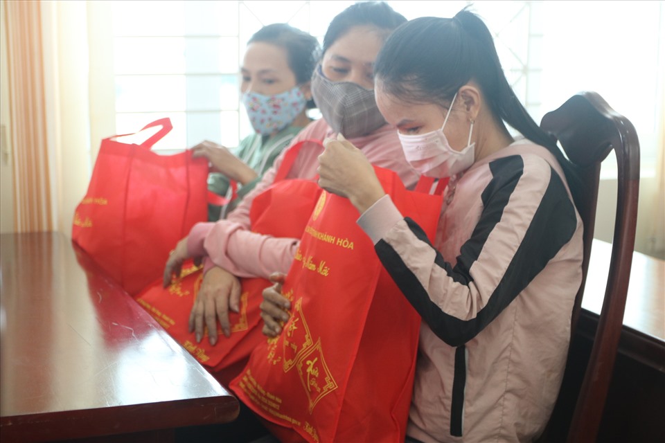 Hàng nghìn suất quà sẽ được công đoàn Khánh Hoà trao cho công nhân cần tiếp sức trước thềm năm mới. Ảnh: Phương Linh