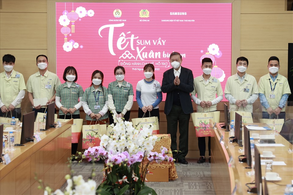 Đại tướng Tô Lâm, Uỷ viên Bộ Chính trị, Bộ trưởng Bộ Công an trao quà tới nhân viên Samsung Việt Nam. Ảnh: Hải Nguyễn