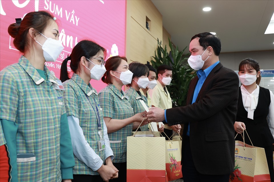 Ông Nguyễn Đình Khang - Uỷ viên Trung ương Đảng, Chủ tịch Tổng LĐLĐVN tặng quà Tết cho nhân viên Samsung Việt Nam. Ảnh: Hải Nguyễn