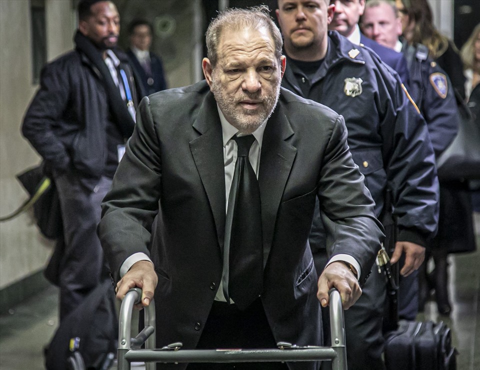 Hình ảnh ông trùm quyền lực Harvey Weinstein khi ra hầu tòa vì loạt cáo buộc liên quan đến tấn công tình dục. Ảnh: AFP