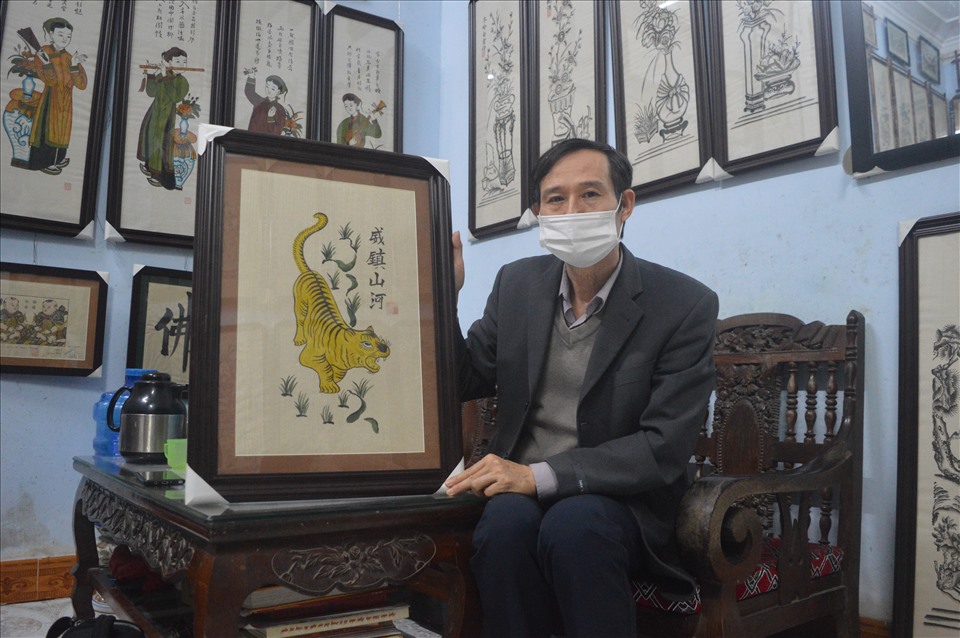 Ông Nguyễn Hữu Quả là một trong những nghệ nhân làm tranh dân gian Đông Hồ cuối cùng. Ảnh: Bích Lộc