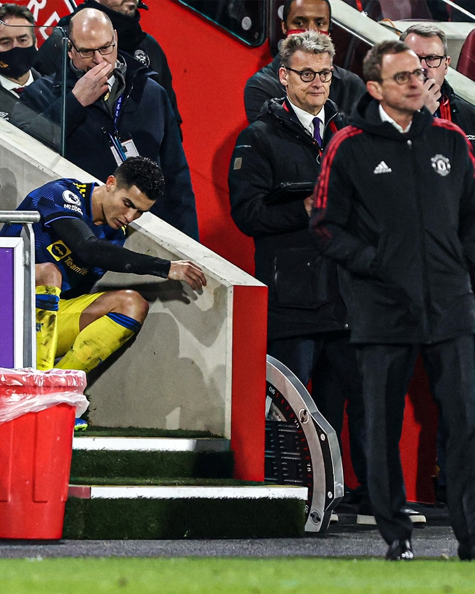 Thái độ của Ronaldo khi bị rút ra ở hiệp 2 dù chơi không tốt trước đó. Ảnh: AFP