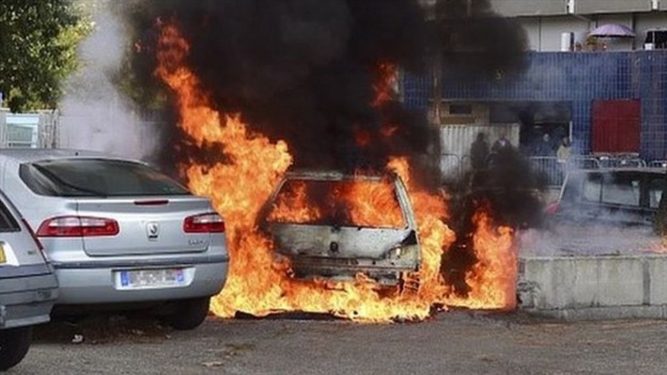 Đốt ô tô ở Pháp trong đêm giao thừa. Ảnh: AFP