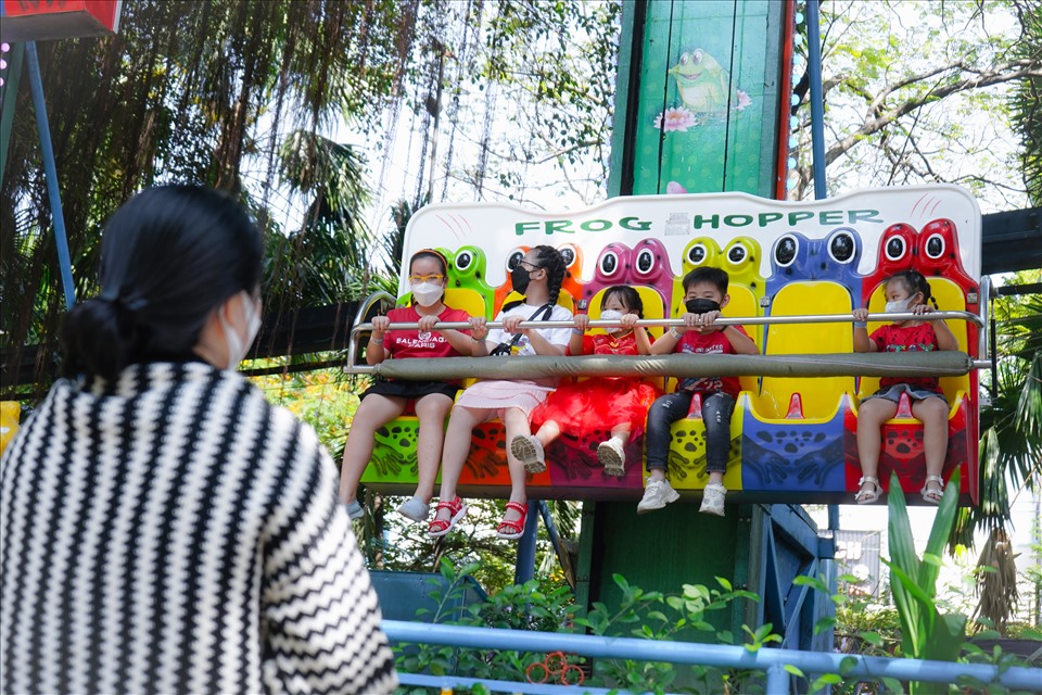 Các khu vui chơi trong công viên, nhất là những trò cảm giác mạnh, đều thu hút du khách, trẻ em. Nhiều người mua luôn cả vé trọn gói trò chơi cho con tham gia.