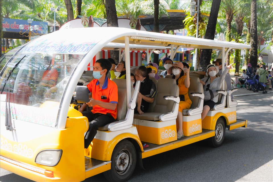 Theo đại diện Công viên Văn hóa Đầm Sen cho biết năm nay tình hình du khách đến tham quan Đầm Sen có giảm hơn so với mọi năm do anh hưởng của dịch COVID-19. Cụ thể trong ngày hôm qua theo thông kê có khoảng 5000 lượt khách đến tham quan, dự kiến trong ngay hôm nay con số này sẽ tăng thêm.