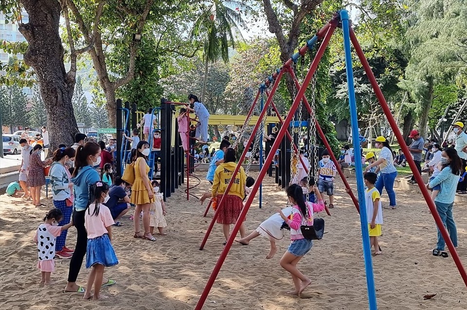 Khu vui chơi tại công viên Bãi Trước khá đông, tập trung nhiều gia đình các du khách và cả người dân sinh sống tại Vũng Tàu. Ảnh: T.A