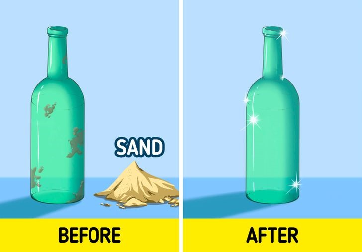 Làm sạch chai bằng cát và nước: Đổ hỗn hợp cát và nước vào trong chai bẩn rồi lắc thật mạnh, sau đó bạn chỉ cần dùng nước sạch rửa lại và để khô. Hỗn hợp này sẽ giúp làm sạch cả những vết bẩn nhỏ nhất trong chai.