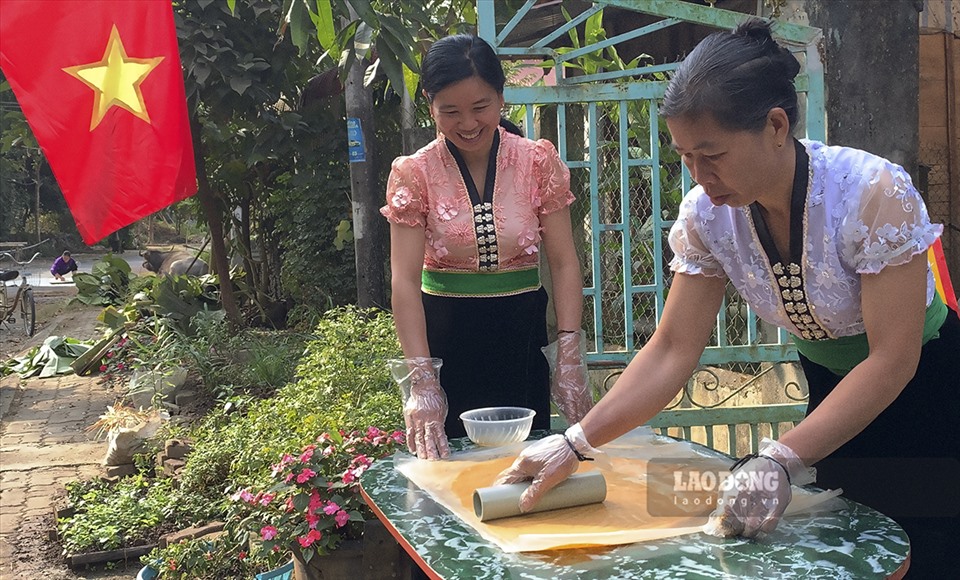 Bánh Khẩu Xén thường được người Thái làm vào dịp lễ, Tết để cúng tổ tiên. Tuy nhiên, hiện nay người dân đã sản xuất quanh năm để bán ra thị trường và trở thành đặc sản.