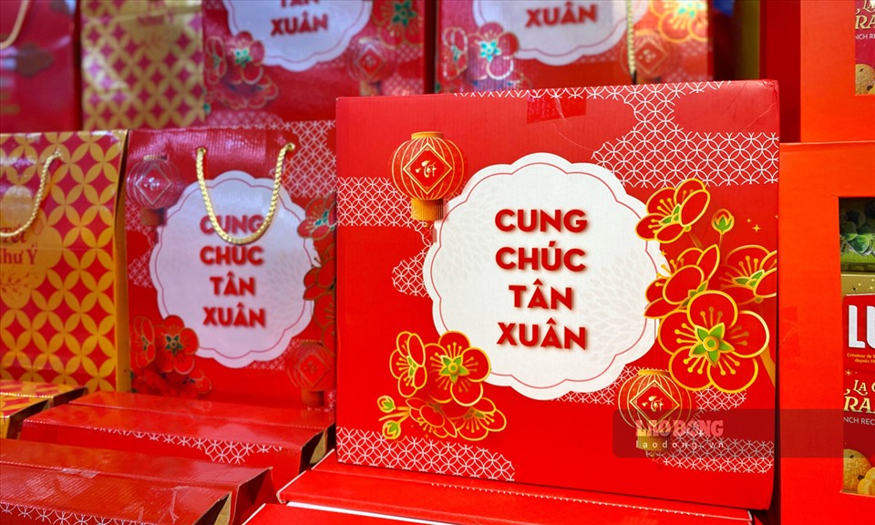 Ghi nhận tại một siêu thị lớn ở Hà Nội, số lượng bánh, kẹo hàng Việt Nam chuẩn bị cho Tết năm nay tại các siêu thị chiếm hơn 90% các kệ hàng với nhiều phân khúc giá.
