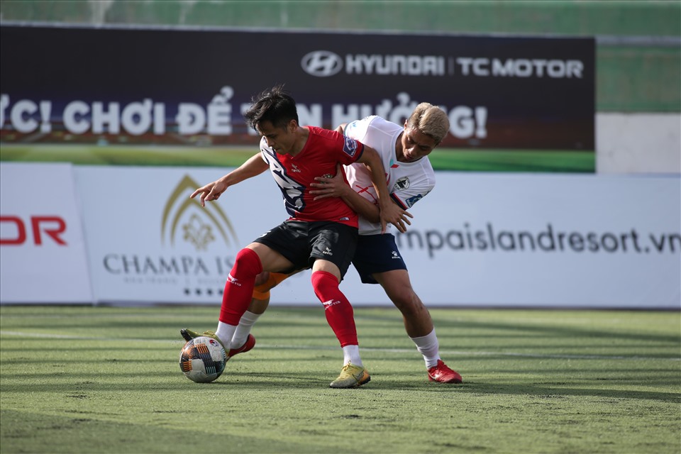 Trận chung kết giữa Hiệp Hoà (áo đỏ) và Du Lịch (áo trắng) diễn ra kịch tính. Ảnh: VietFootball