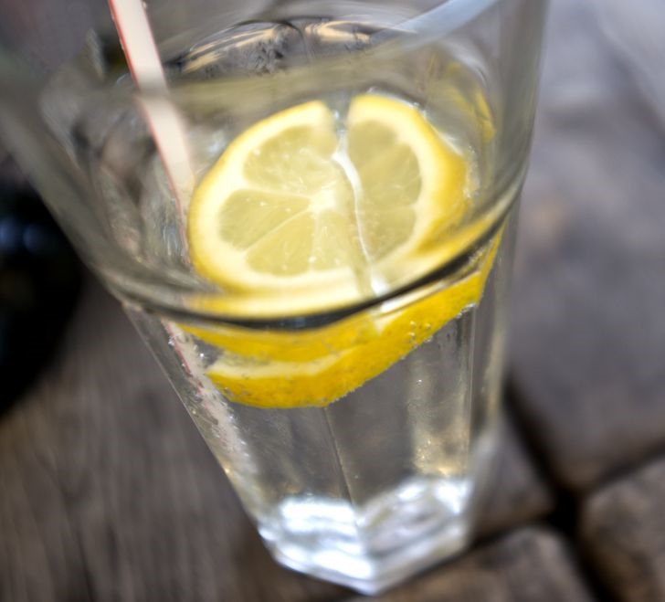 Uống nước chanh để giảm nguy cơ sưng bàn chân.