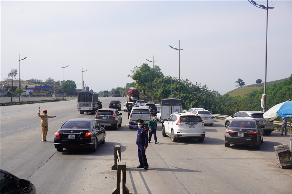 Lực lượng liên ngành dừng các phương tiện tại chốt kiểm soát dịch Dốc Xây, thị xã Bỉm Sơn. Ảnh: Q.D