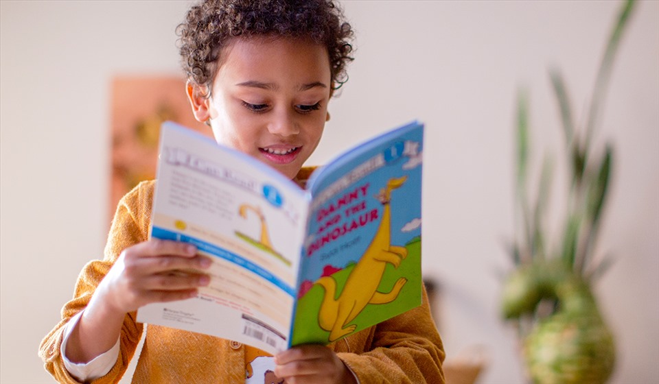 Trẻ ở độ tuổi lên 4 bắt đầu giai đoạn thích khám phá và hứng thú với việc đọc và viết chữ. Ảnh: Xinhua